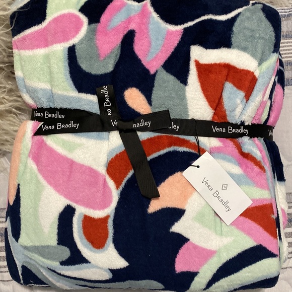 NWT! Vera Bradley throw blanket - Picture 3 of 9